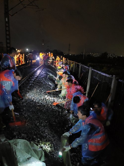 无施工便道,材料运输难等重重困难,在运输物料时运输车辆无法达到现场