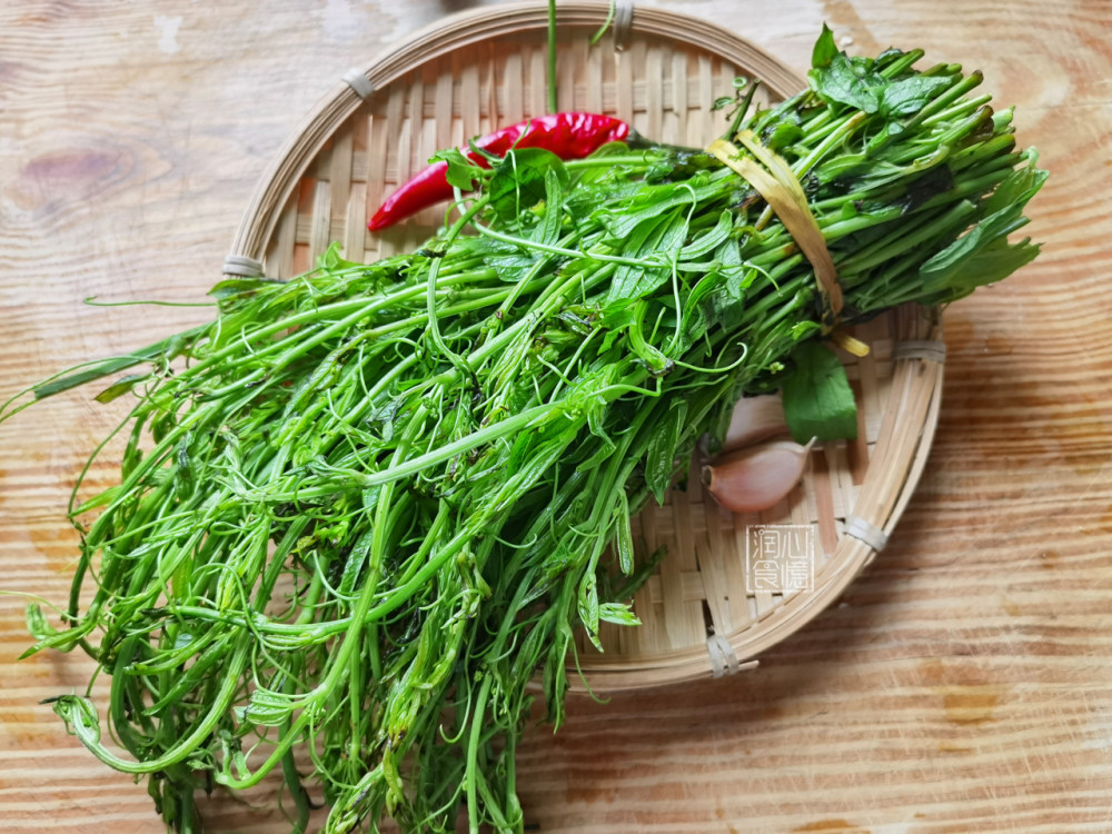 六旬奶奶菜市场门口卖它7元一捆5分钟售罄路人明天还来吗