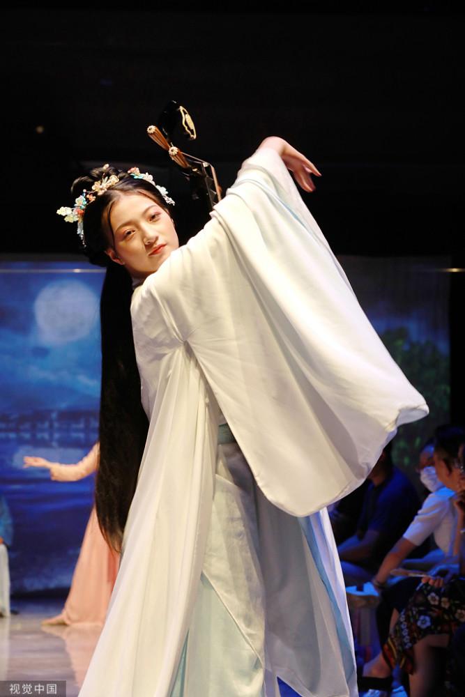 浙江嘉兴:服饰秀演绎千年"丝文化"