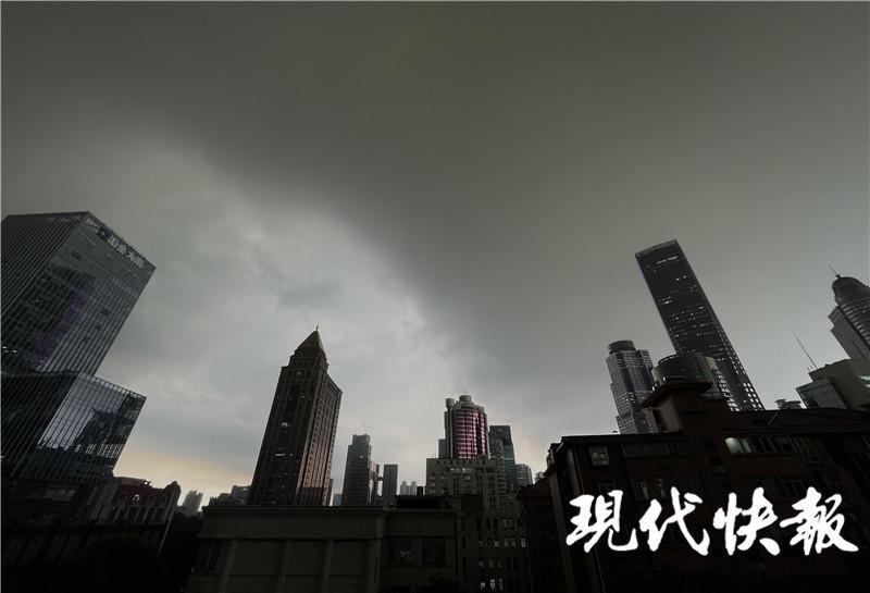 南京黑云压城,白昼如夜!狂风暴雨在路上了