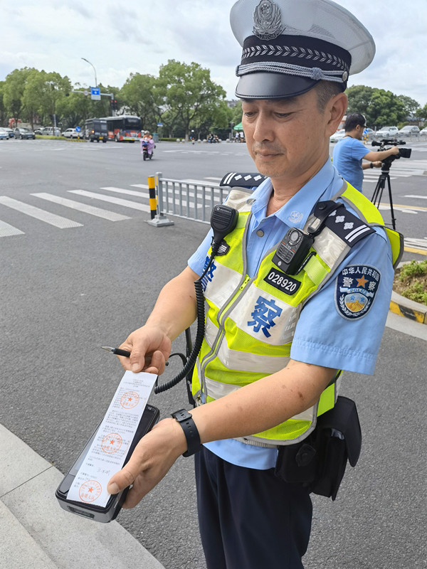 骑车不戴头盔,宁波交警半月查处3万多起_腾讯新闻