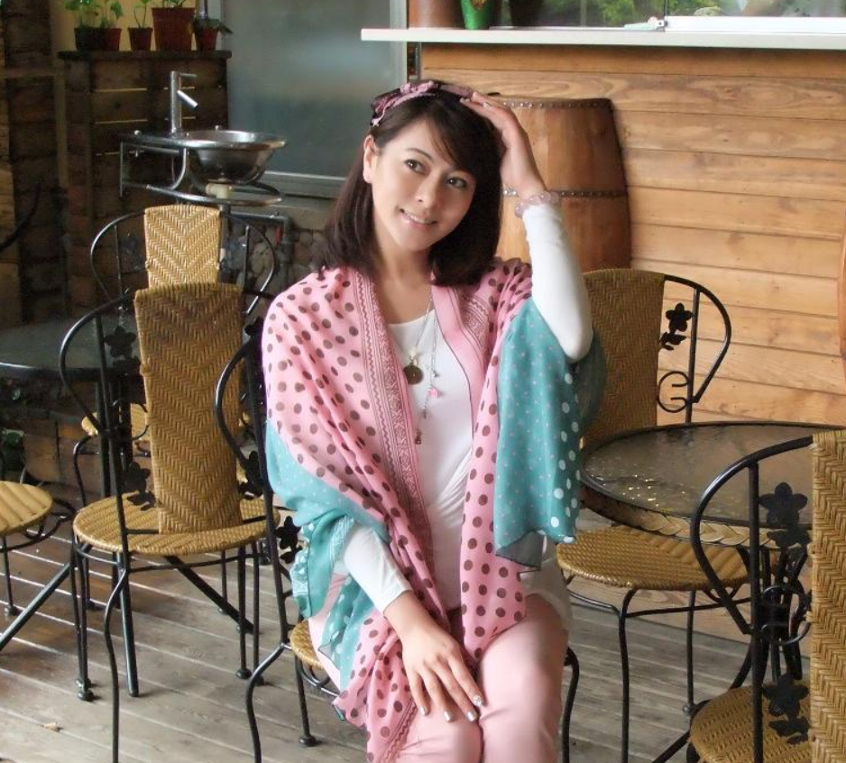 执着蹭热度几十年,李婷宜开直播再次哭诉,可惜,林心如没热度了