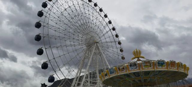 西藏最大的摩天轮,最高的跳楼机都在这里!