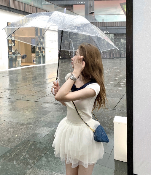 其实覃美莹坐轮椅,未必是因为洁癖,可能只是想炫耀一