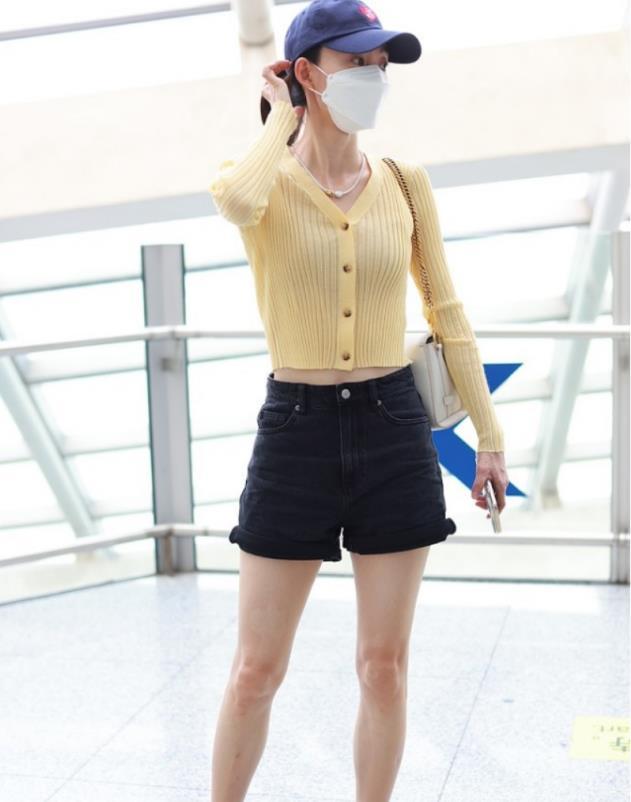 王丽坤真挺会穿的,紧身上衣配短裤显出s型曲线,身材也太a了