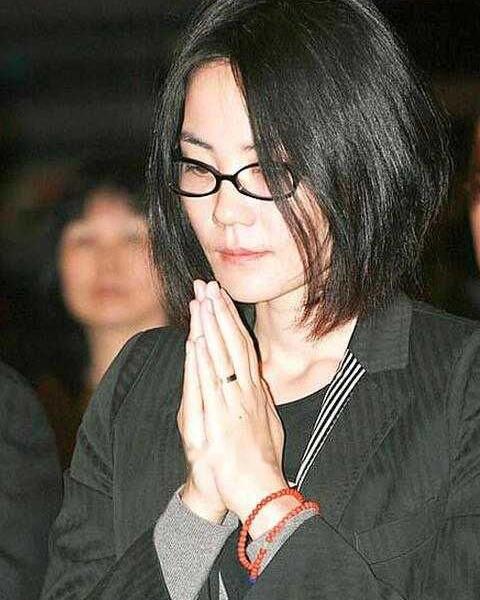 网友晒照称王菲豪宅阳台摆2米高佛像网友邻居咋想