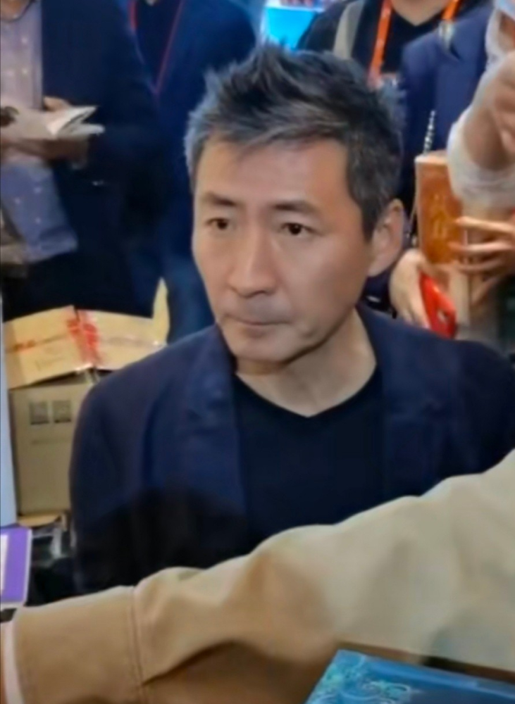 "李元芳"张子健酒后现身,穿黑布鞋坐在砖墙上,头发泛白显苍老