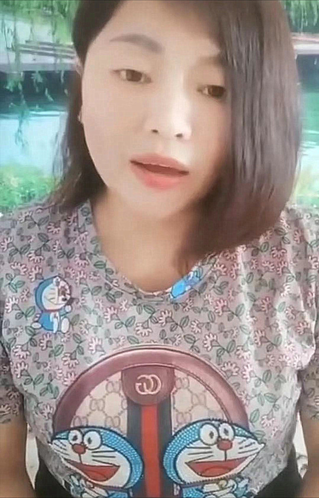 在视频中,这名女子自称是徽州宴的老板娘,她表示,自己当时说得是一时