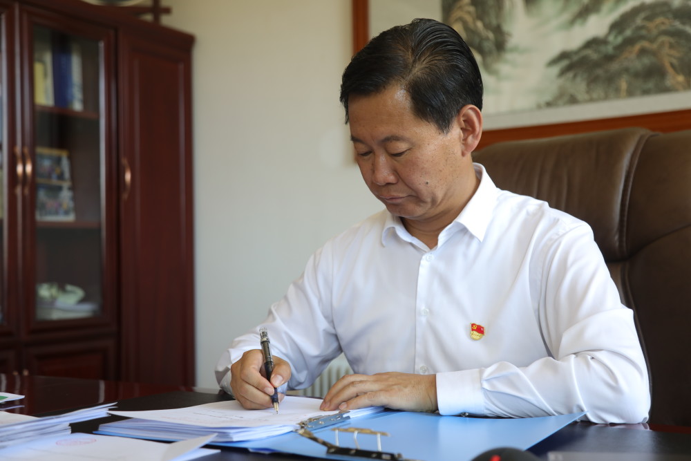 (新时代优秀县委书记风采·图文互动)张峰:多做打基础,谋长远的好事