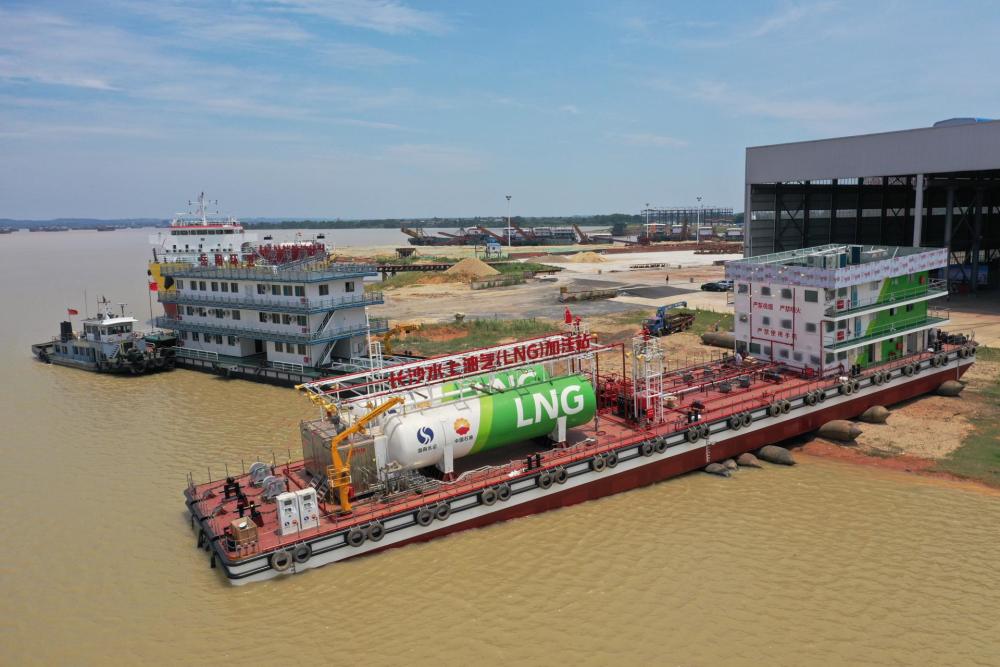 湖南首艘水上lng油气加注站趸船行河成功