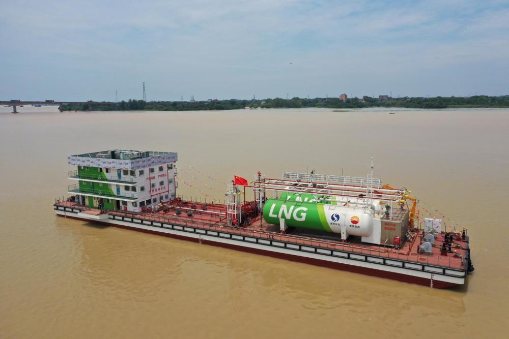 湖南首艘水上lng油气加注站趸船行河成功