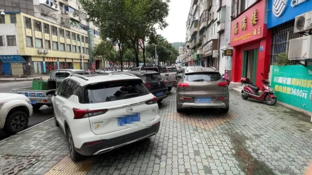 《百姓问事》:人行道违规停车 谁来管_腾讯新闻