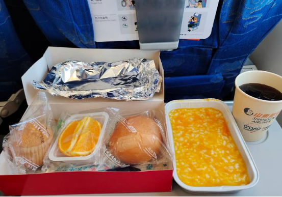 网友注意到山航很多飞机餐中少不了咸菜作为山东人本人的记者表示这很