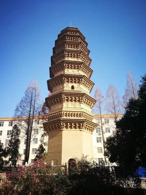 因建于太平寺内而得名,宋代的古建筑,陕西省岐山太平寺塔