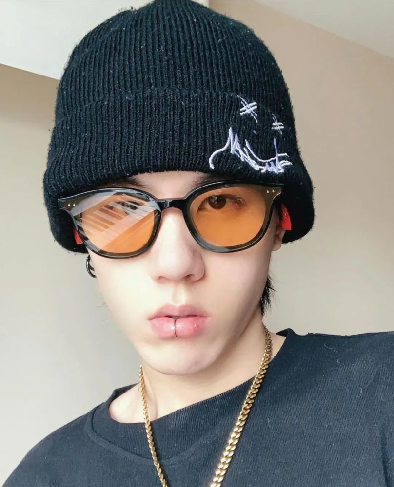 人人没有标配个 10 顶以上的帽子,都不好意思说自己是说唱歌手.