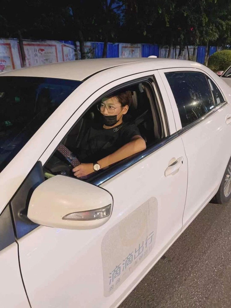 百岁老人点赞90后热心滴滴司机:"他让我看到了年轻人的美好品质"