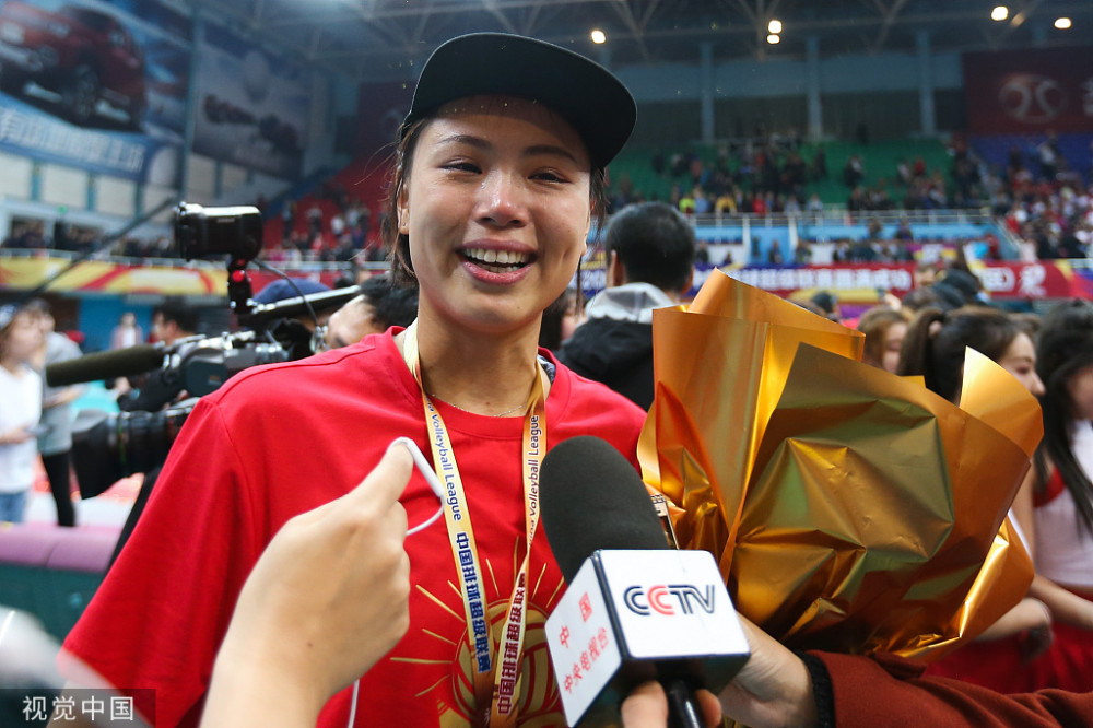 疫情让女排世界冠军队长二选一,曾春蕾:做好妈妈同样不易