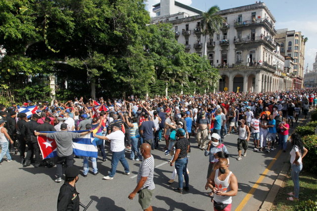 古巴大规模骚乱暂告平息，古巴使馆称由美国资助，政府未来挑战重重