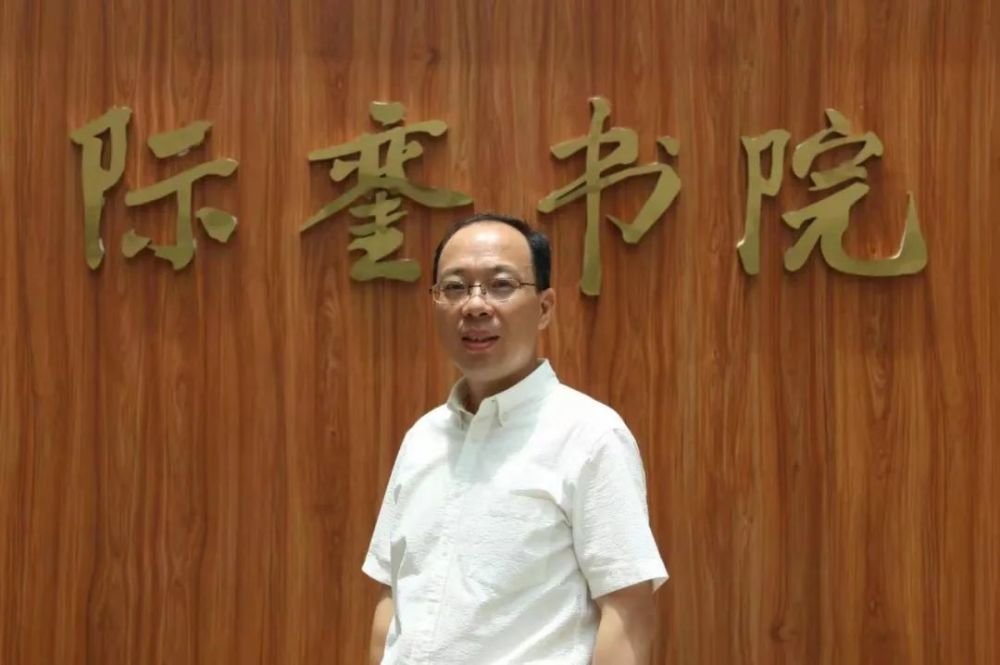 曹文华,1993年参加工作,从事学生管理工作10年,教学管理工作18年,2014