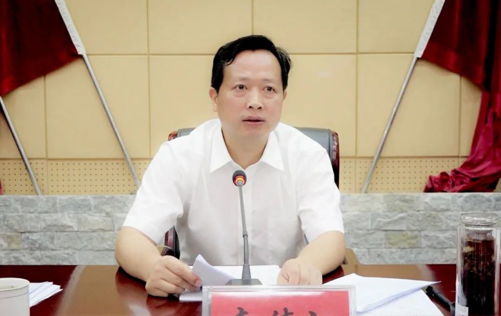 县委书记李镇江出席并讲话,县级领导周太平,李青松,邓淼,宋华,范征