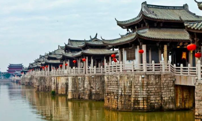 很有烟火气晚上吃过饭之后可以去滨江长廊散步消食, 广济桥有灯光秀