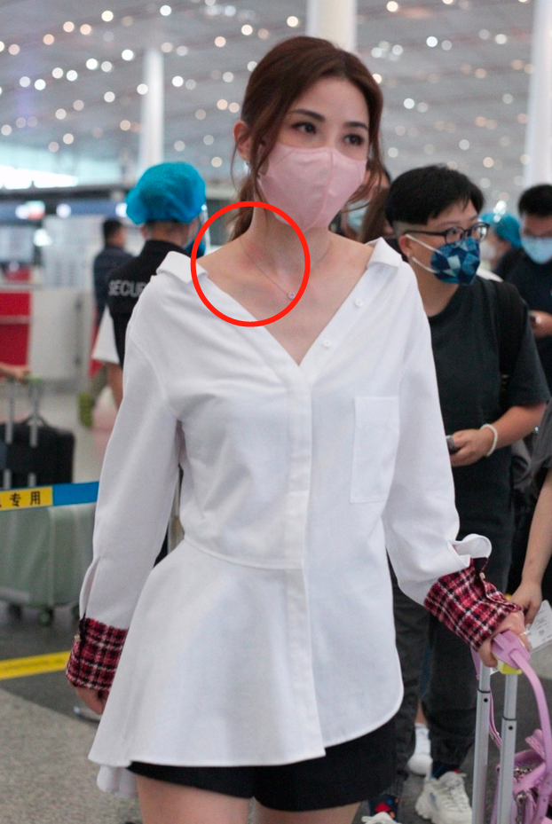 阿sa蔡卓妍机场被偶遇穿衬衣开两个扣子露美肩脖子上红一大片