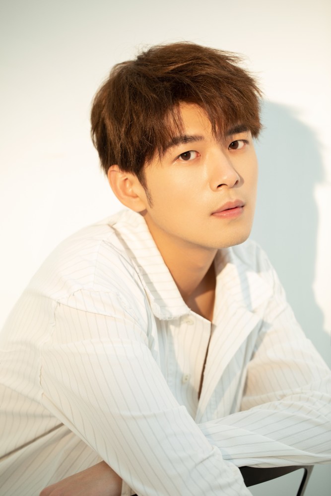 盛英豪纯净少年气写真发布 暗纹衬衫洒脱自然_腾讯新闻