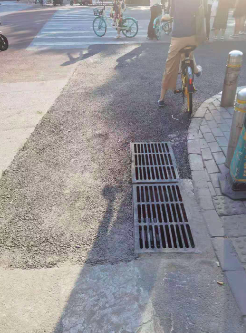 经过调查发现,人大西门门口有建成的雨水口,属于市属道路,管网健全