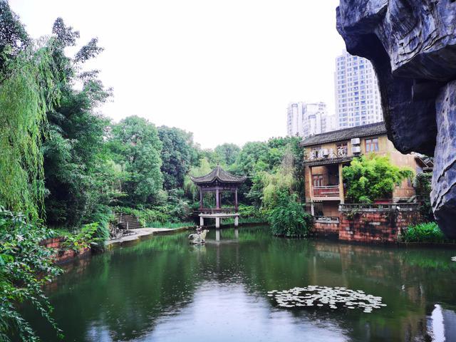 重庆这个4a级古镇,以巴渝文化和寿文化著称,闹市中隐藏一座公园