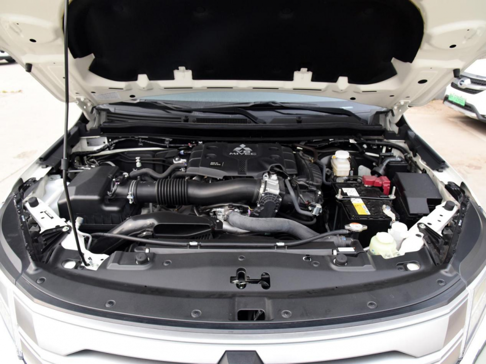 0l mivec v6发动机和8速自动变速箱,以及super-select 4wd-ii四驱系统