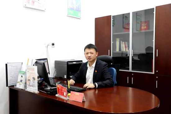 学习劳模好榜样吴敬宇扶贫小康路上的闪光足迹