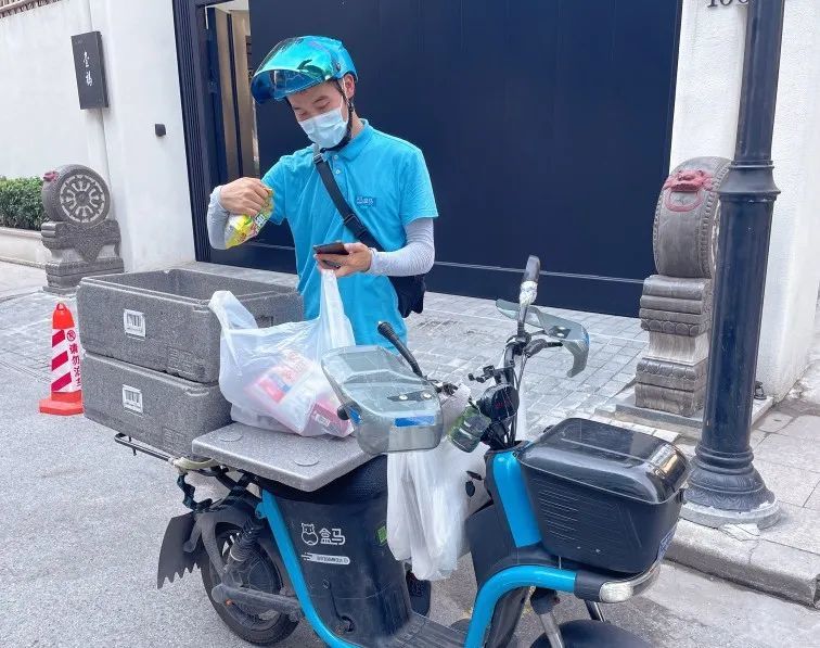 作为盒马星空广场店的一名外卖配送员,老家河南的艾朋辉也是其中一员.