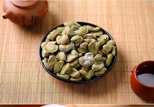 了解了孔乙己的处境坐在咸亨酒店吃着茴香豆的我不禁泪流满面