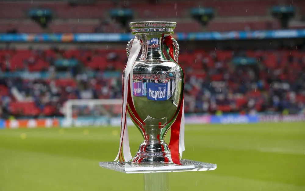 足球去了罗马.今夜,无人入睡;今夜,德劳内杯被烙上深深的蓝色.