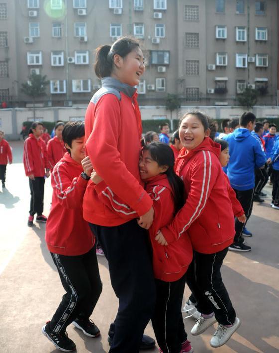 14岁山东女孩身高2米26追平姚明中国女篮的好苗子诞生了