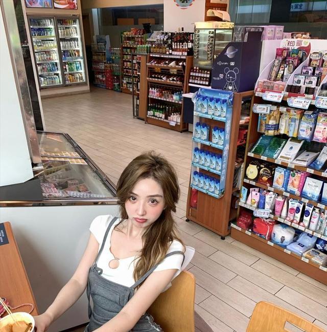 之后,又有网红扒出了之前覃美莹进入便利店的照片,虽然当时穿着鞋,但