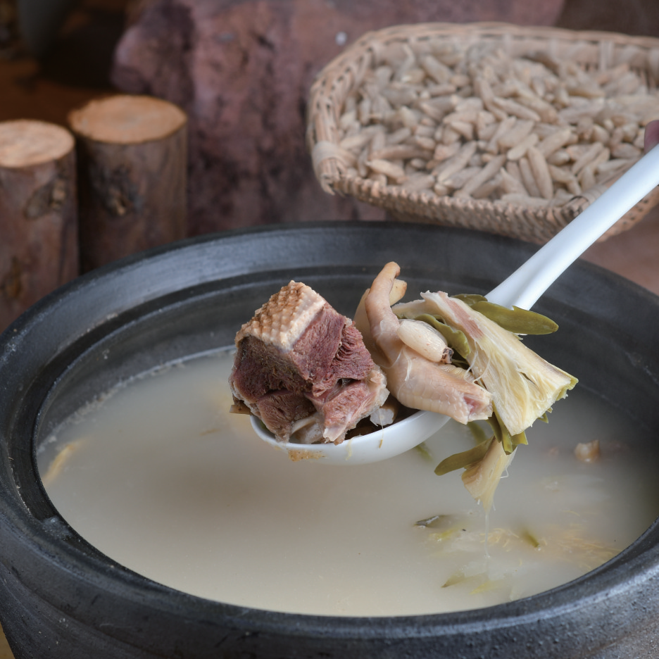 这道菜运用了川菜传统煨汤的制法,加入了三台特产麦冬,口味咸鲜,老少