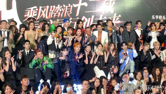 乐华年会大合影王一博似不愿露面躲最后面孟美岐吴宣仪程潇紧挨杜华