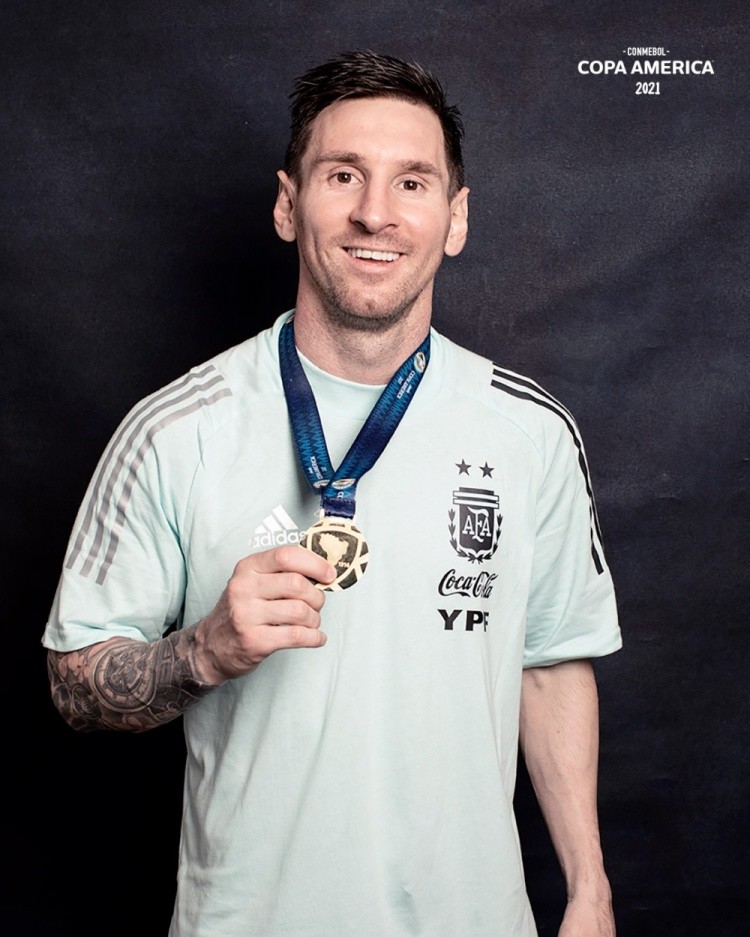 梦想实现梅西戴上美洲杯冠军奖牌笑容灿烂