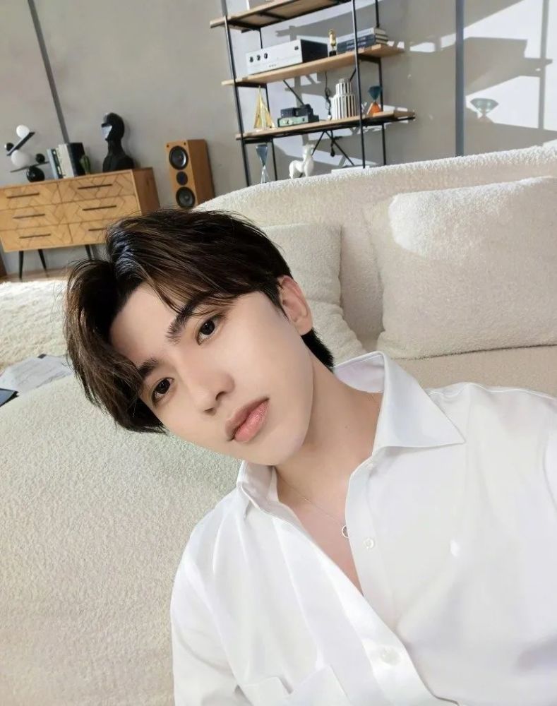 vivo更新微博【发布蔡徐坤自拍照】_腾讯新闻