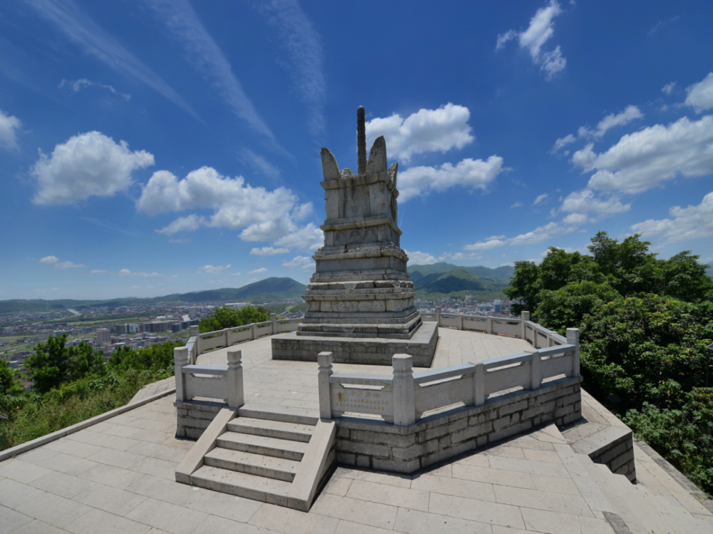 山顶有天中万寿塔全石建筑,坐北向南,四方五层,石构实心塔顶四角有