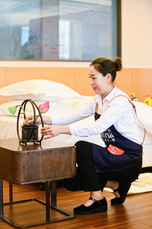 民宿代表们练习主题铺床,餐饮摆台,争取让他们每个人都变身全能小管家