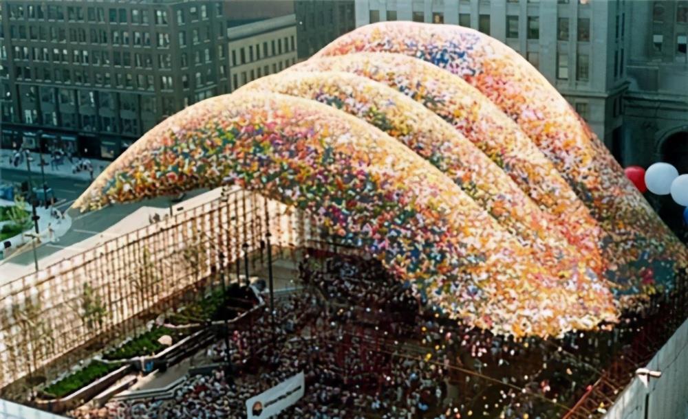 1986年,美国人同时放飞150万只气球,引发了什么后果?