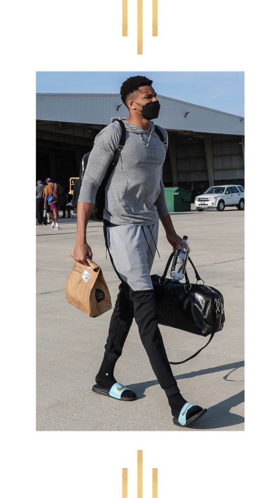 赶时间字母哥穿拖鞋拿着打包好的食物登机天王山之战一触即发