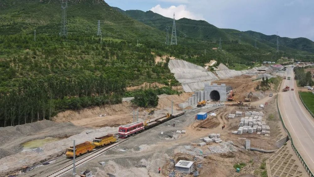 途径沽源的太锡铁路这个路段预计年底开通!