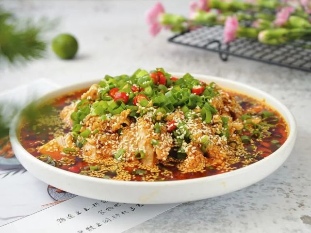 去骨切小块;4这时再调个凉拌汁:蒜瓣切末加生抽,老抽,花椒