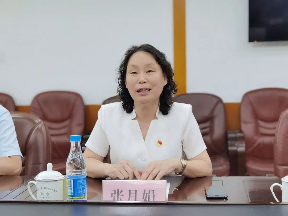 山东高速德州东收费站站长张冉一行来德百集团参观交流工作