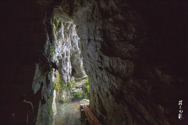 高大的山崖下留著一汪深潭,潭口的水流嘩嘩的傾洩下去.