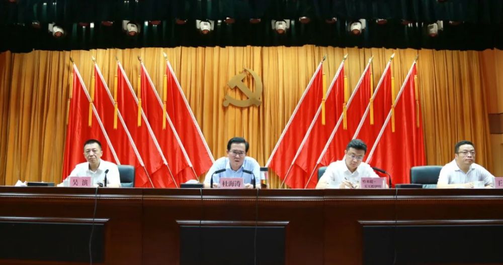 区委副书记,区长哈米提·买买提伊明主持会议.