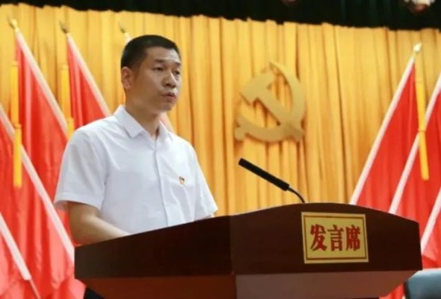 书记,监委主任吴滨作了新任职干部任前廉政谈话,新任职干部代表陈伟鹏